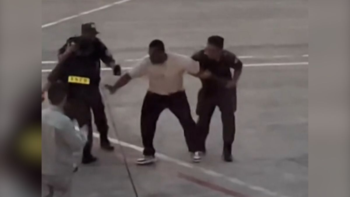 Cestující odmítl nastoupit na palubu. Na letištní ploše se pak porval se zaměstnanci